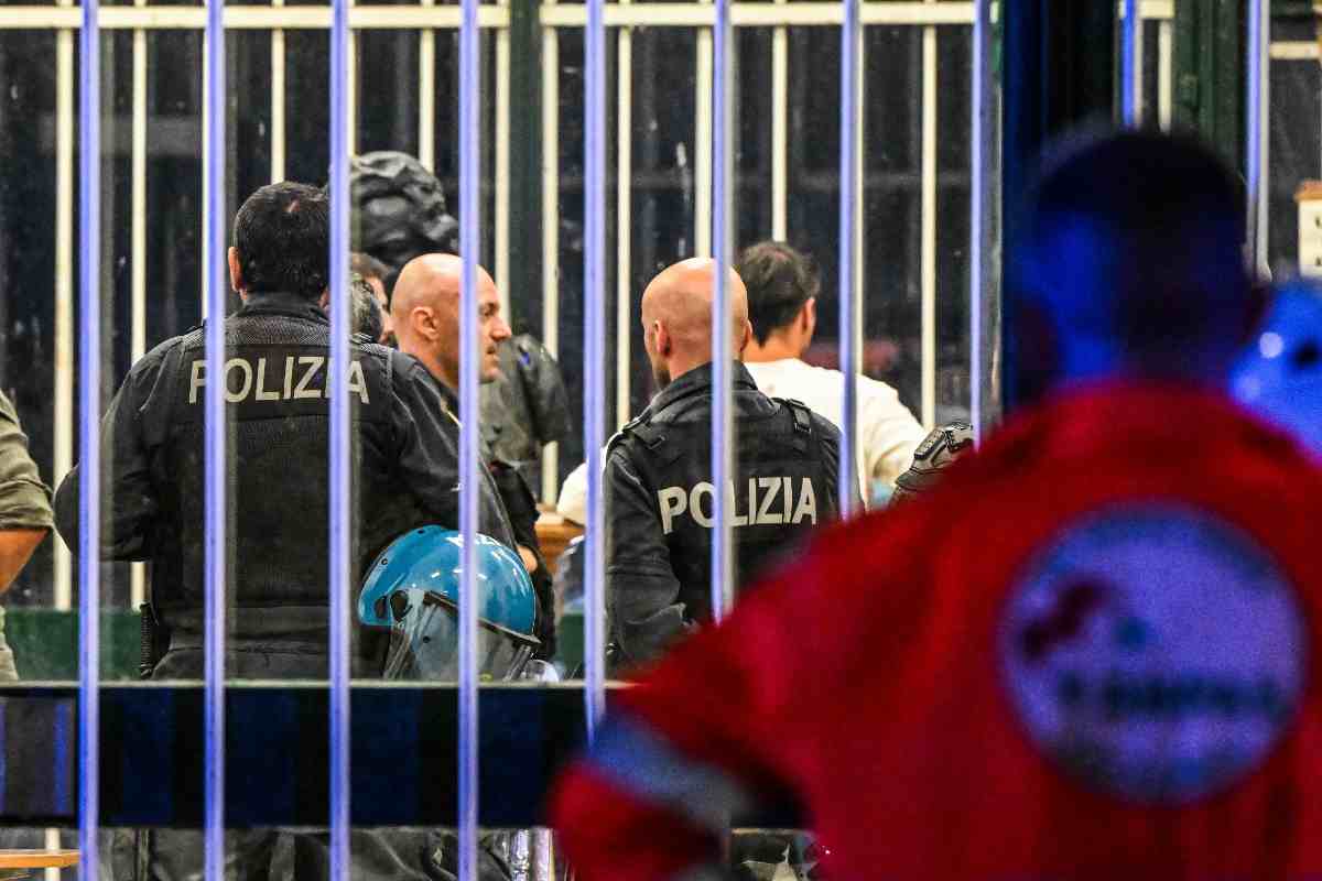 Alcuni poliziotti mentre cercare di fare il loro lavoro