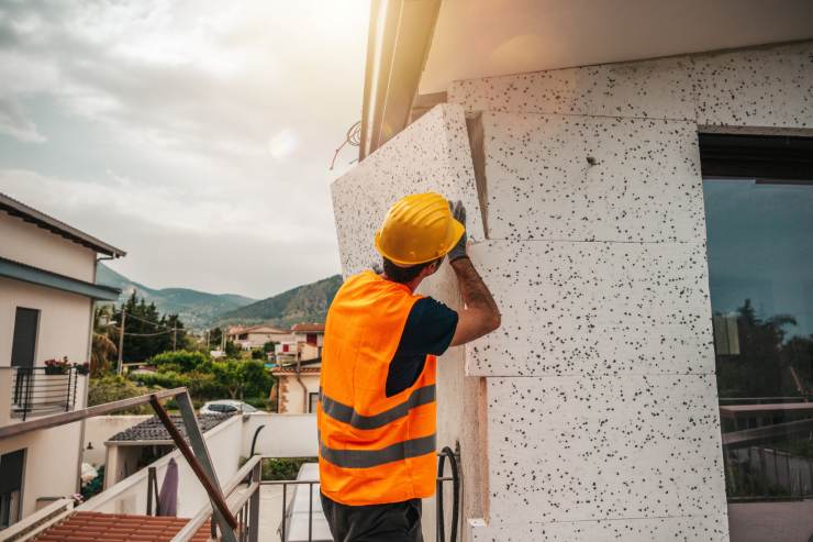 Un operaio che installa il cappotto il termico