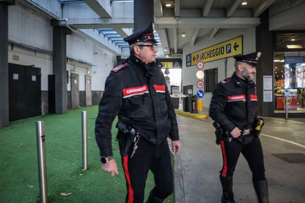 Due carabinieri mentre sono di pattuglia