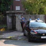 Una pattuglia dei carabinieri fuori un'abitazione