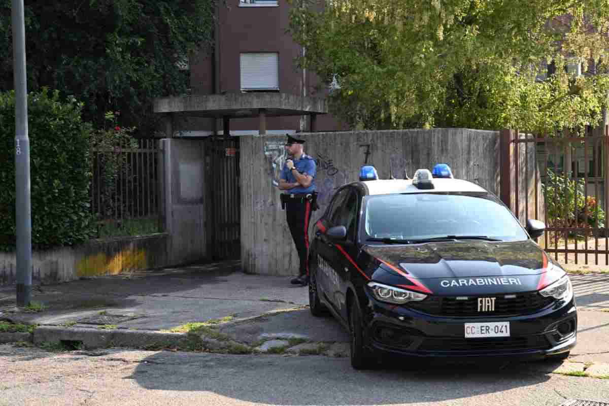 Una pattuglia dei carabinieri fuori un'abitazione