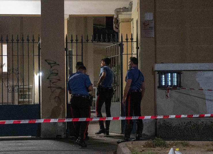 Alcuni carabinieri mentre effettuano dei controlli