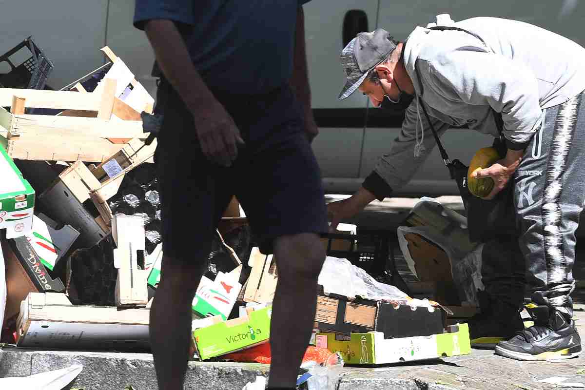 Una persona che cerca un posto dove stare a Milano in mezzo alla strada