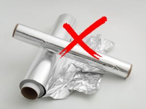 sfondo carta stagnola e X rossa
