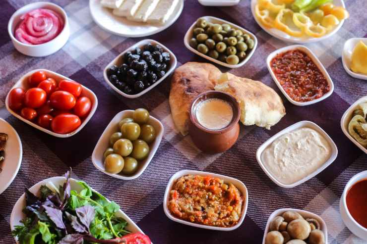 Diversi alimenti posti su un tavolo