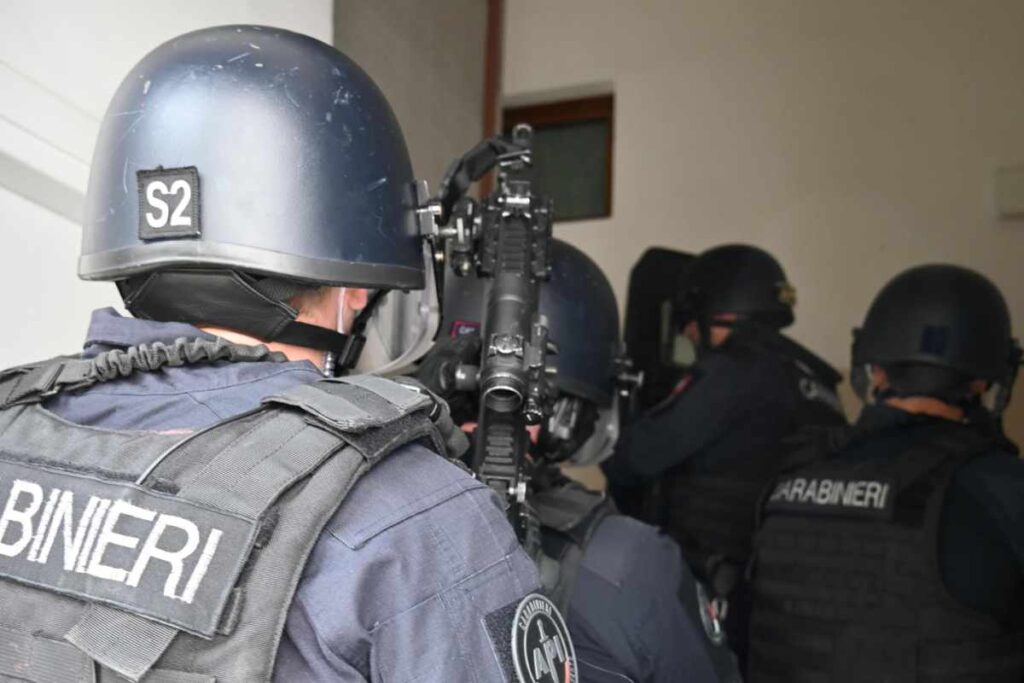 Il reparto del Gis dei Carabinieri in azione