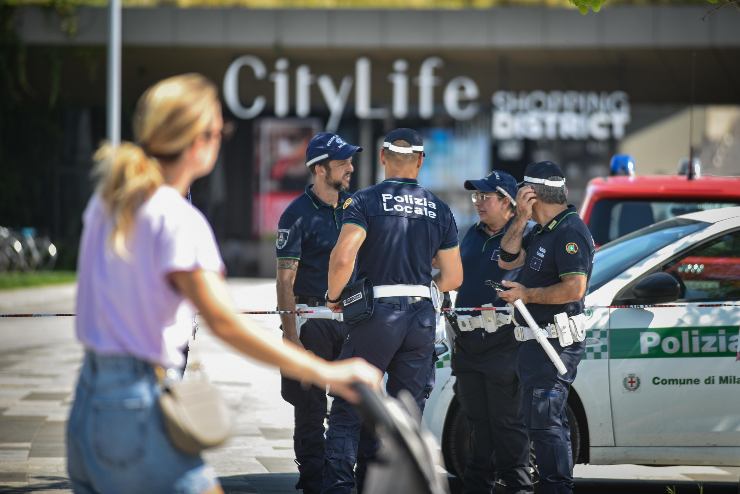 Pattuglie di polizia locale davanti alla Citylife