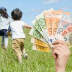 sfondo bambini che corrono e banconote euro in mano