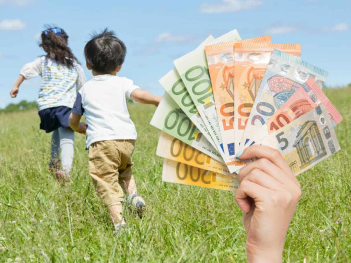 sfondo bambini che corrono e banconote euro in mano