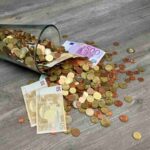 cestino con banconote e monete euro
