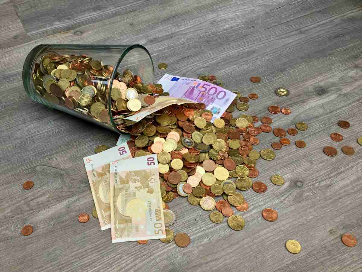 cestino con banconote e monete euro