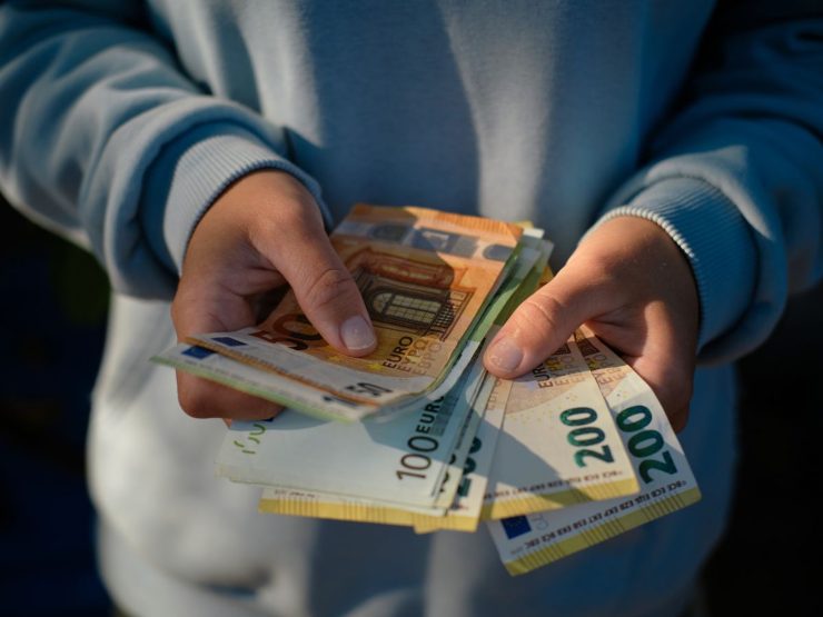 persona con banconote euro in mano