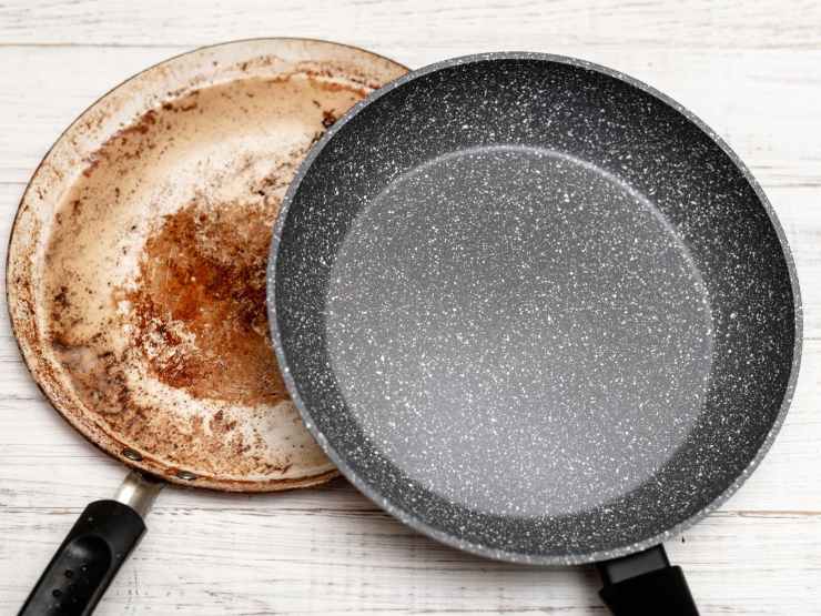 padella vecchia e padella nuova su tavolo