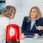 sfondo donna dalla commercialista e lampadina allarme accesa