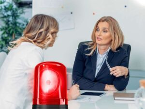 sfondo donna dalla commercialista e lampadina allarme accesa
