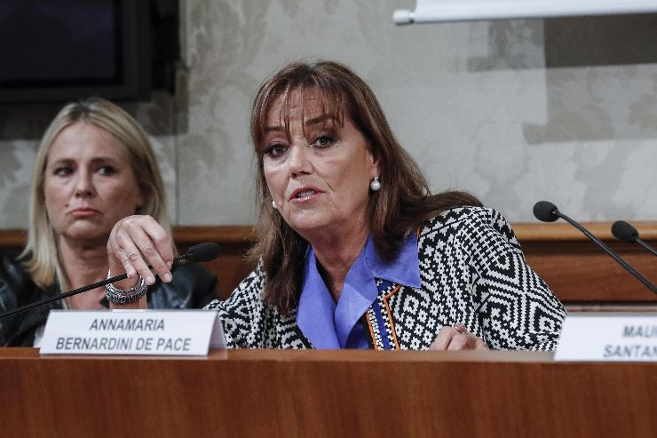 Annamaria Bernardini de Pace durante un processo di divorzio