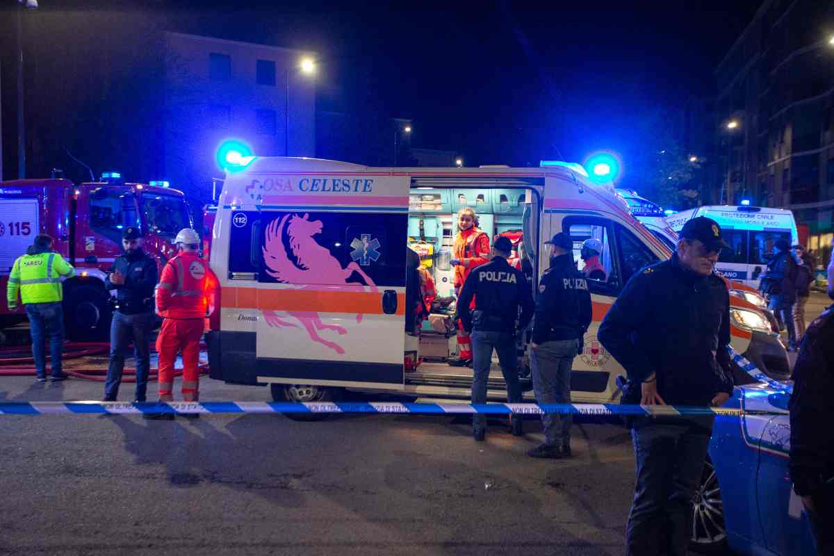 Un'ambulanza mentre interviene a Milano