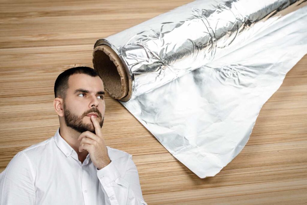 Una persona dubbiosa che guarda dell'alluminio