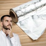 Una persona dubbiosa che guarda dell'alluminio