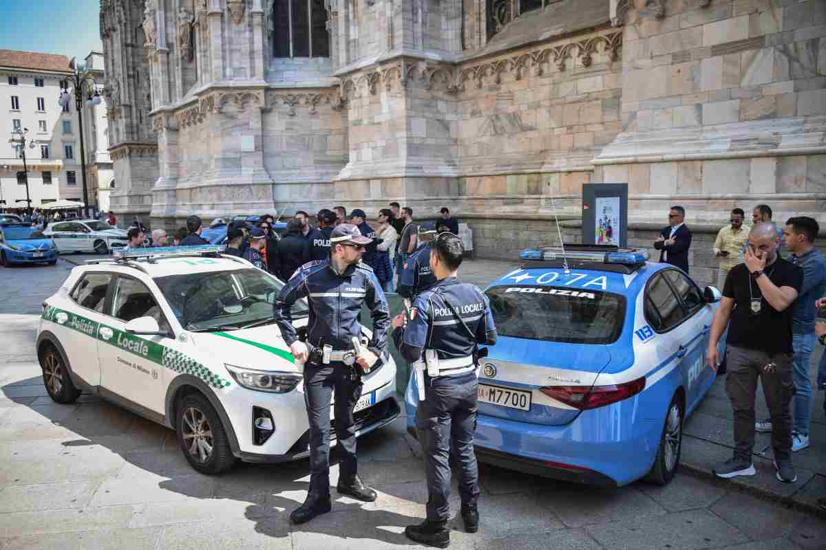 Polizia e vigili urbani nella piazza del Duomo