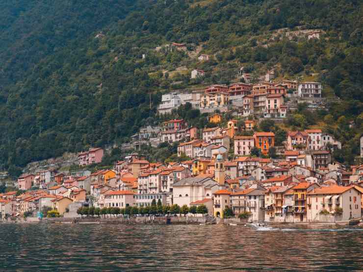borgo sul lago di Como Milano