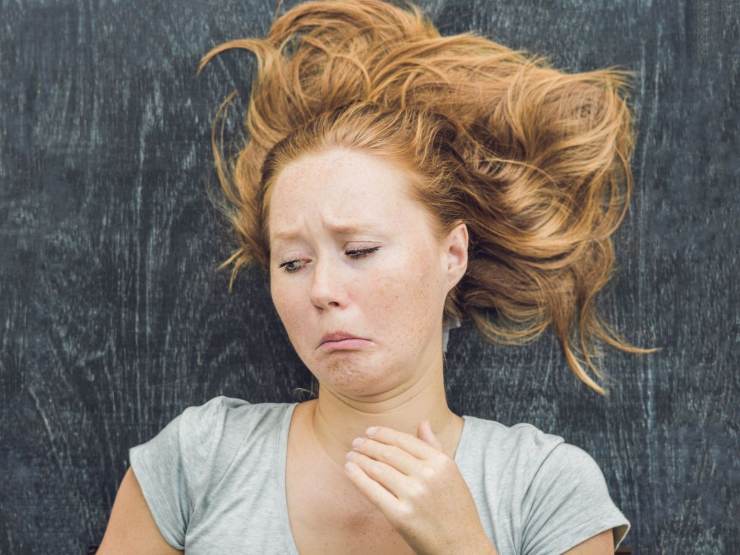 ragazza che fa bleah