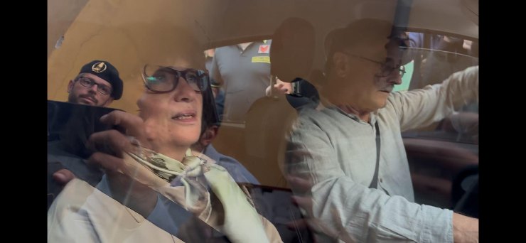 La famiglia Sempio mentre esce dalla Procura di Brescia