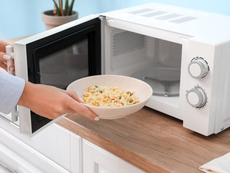 persona mette piatto nel microonde