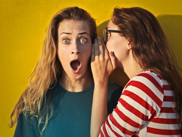 donne si dicono bugia nelle orecchie