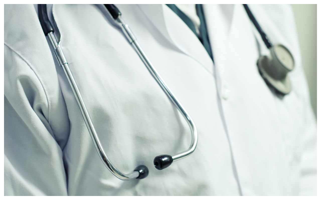 Un medico con il suo camice bianco