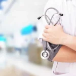 Un medico al lavoro