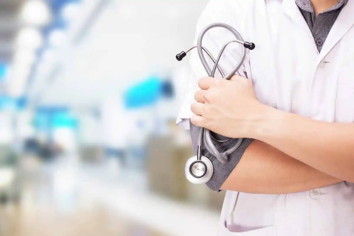 Un medico al lavoro