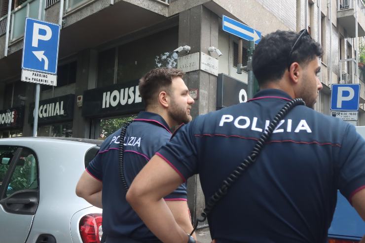 Due agenti di polizia prima d'intervenire
