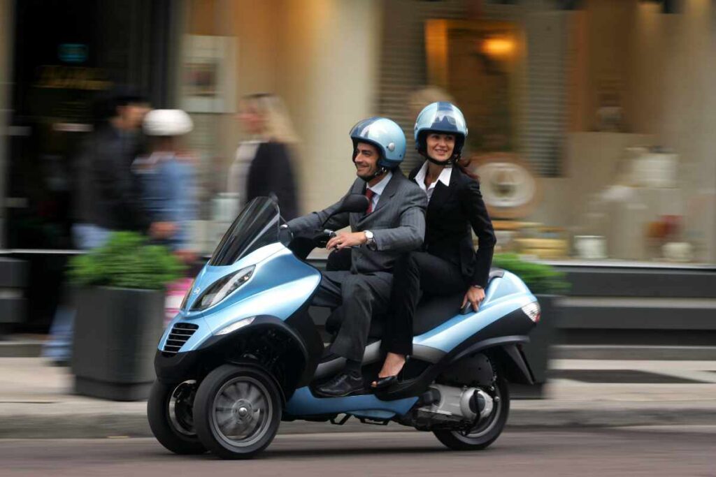 Una moto mentre si muove per il centro di Milano