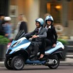 Una moto mentre si muove per il centro di Milano