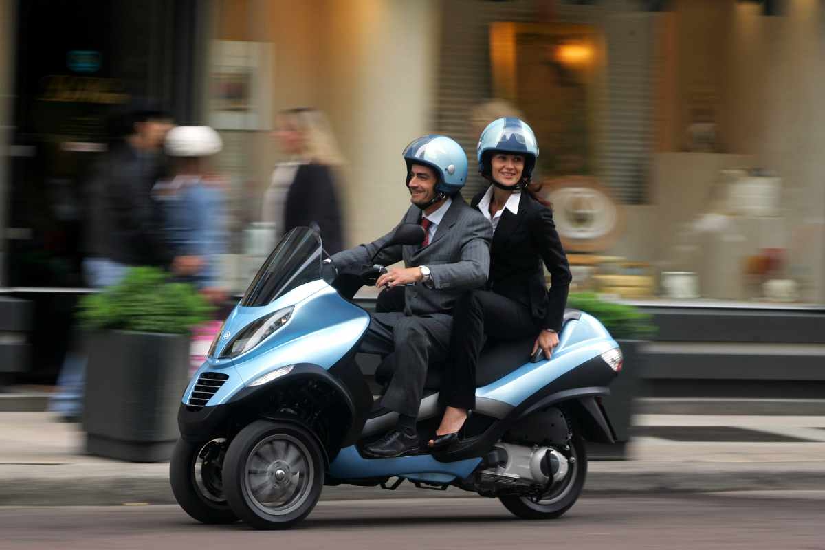 Una moto mentre si muove per il centro di Milano