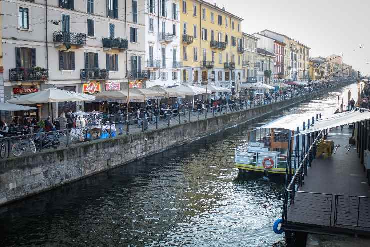 Un momento di vista mondana sui Navigli a Milano