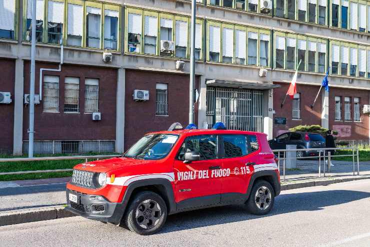 Una macchina dei vigili del fuoco fuori dal carcere Beccaria durante un incendio