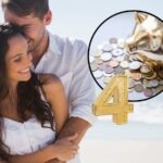 sfondo coppia e tondo con salvadanaio d'oro e monete euro e numero 4