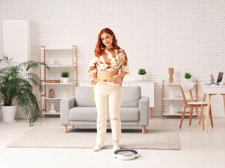 ragazza misura pantaloni stretti