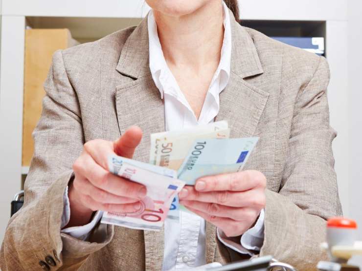 donna conta banconote euro 