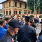 Alcuni agenti di polizia all'ingresso di Leoncavallo