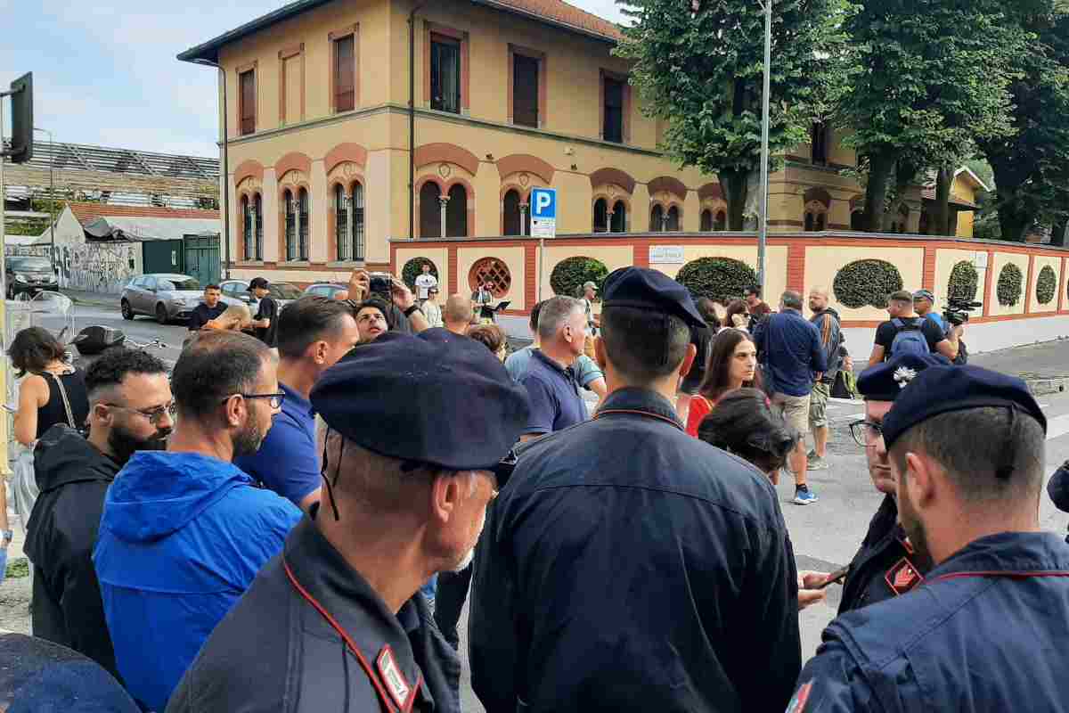 Alcuni agenti di polizia all'ingresso di Leoncavallo