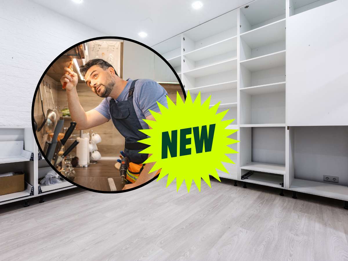 sfondo cucina con pensili e tondo con uomo che fa lavori e scritta NEW