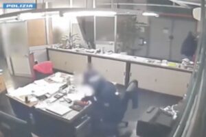 Il video dello scassinatore mentre porta via i gioielli