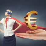 sfondo donna super e mano che tiene simbolo euro