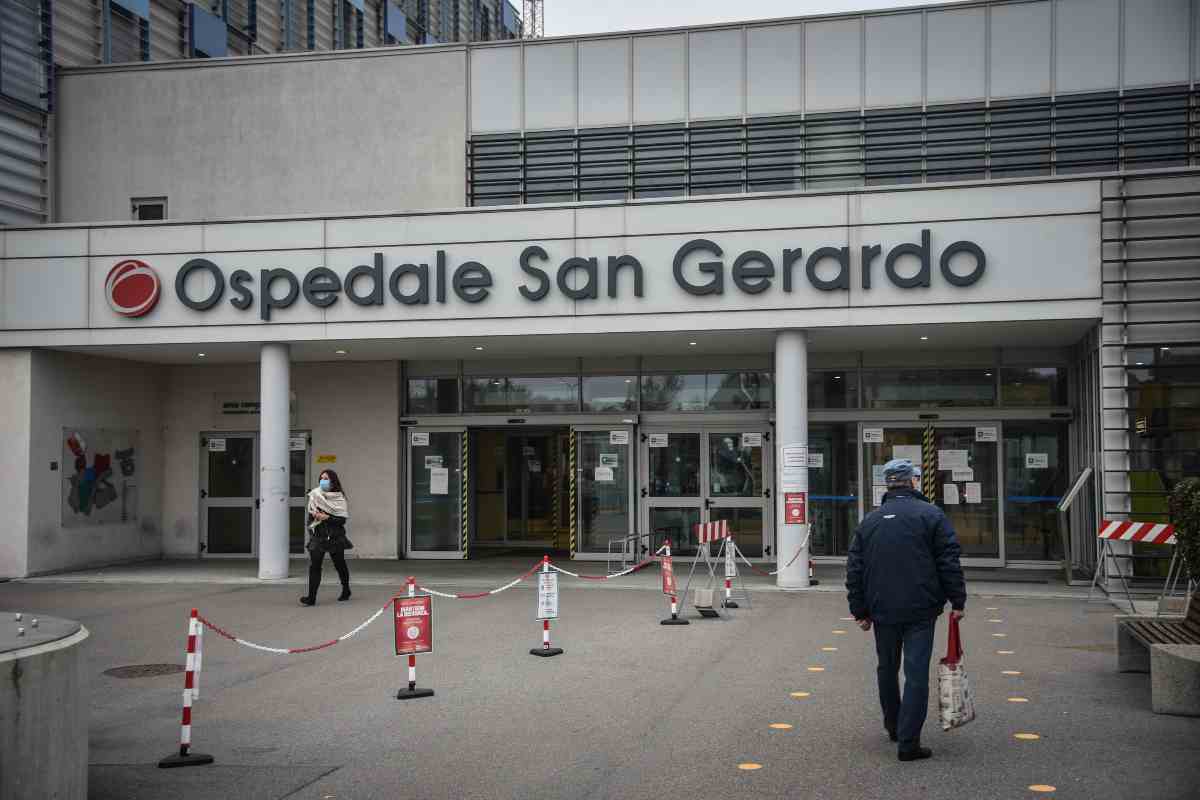 L'Ospedale San Gerardo di Monza mentre arrivano i pazienti