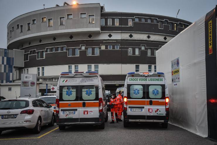Le ambulanze che si trovano davanti all'ospedale San Gerardo pronte ad intervenire