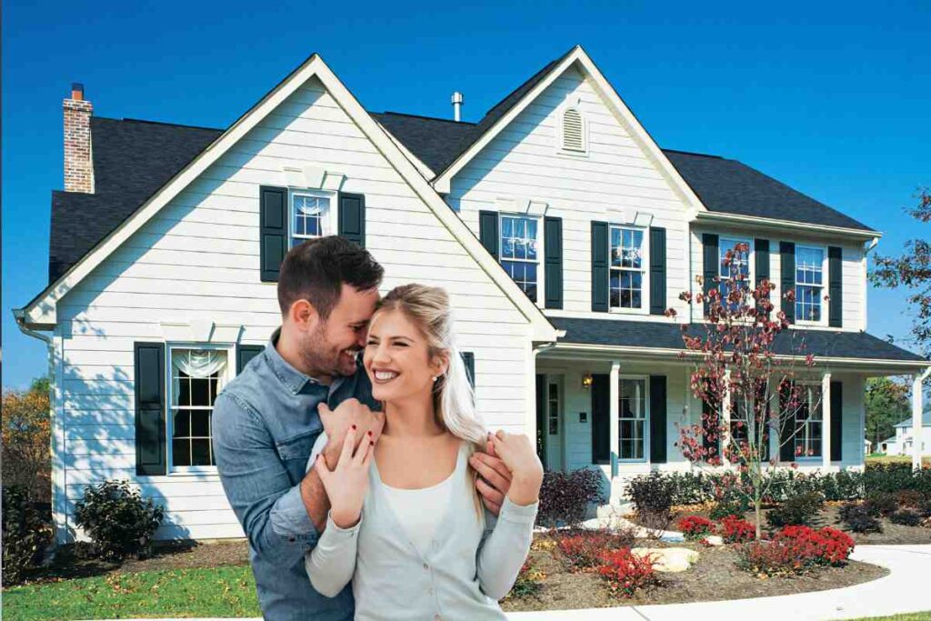 Una bella casa come sfondo ed una coppia felice