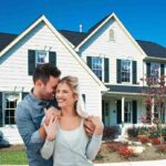 Una bella casa come sfondo ed una coppia felice